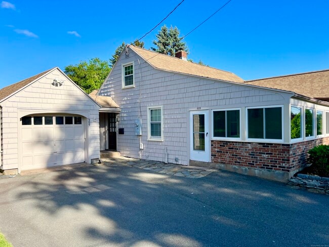609 Hunting Hill Ave in Middletown, CT - Building Photo - Building Photo