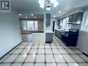 74 Bellingham Dr in Hamilton, ON - Building Photo - Building Photo