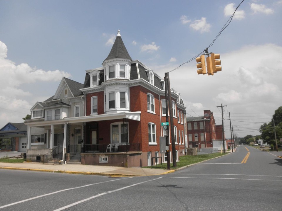 102 E Main St in Kutztown, PA - Building Photo