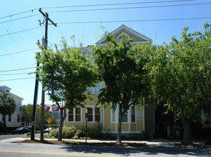 Colonial Apartments in Charleston, SC - Building Photo - Building Photo