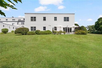553 Bellevue Ave in Newport, RI - Building Photo - Building Photo