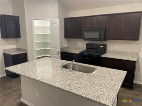 214 Whipporwill Ln in San Marcos, TX - Foto de edificio - Building Photo