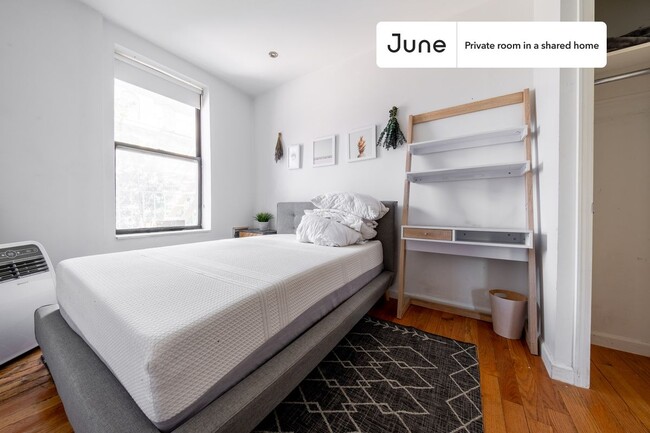 Private bedroom in 3 bed/1 bath Home in New York, NY - Building Photo - Building Photo