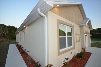2197 Davis Ct in Ft. Myers, FL - Foto de edificio - Building Photo