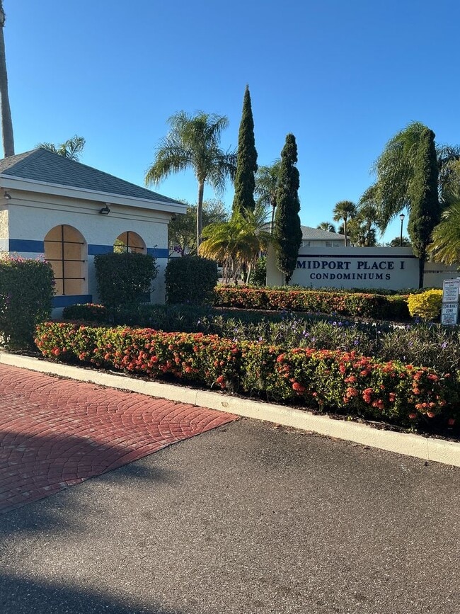 1530 SE Royal Green Cir in Port St. Lucie, FL - Building Photo - Building Photo