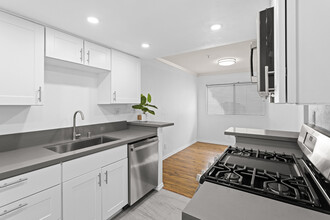 4511 Murietta Ave, Unit 8 in Sherman Oaks, CA - Foto de edificio - Building Photo