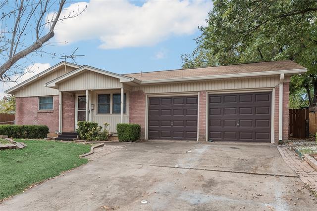 212 Skyway Dr in Euless, TX - Foto de edificio