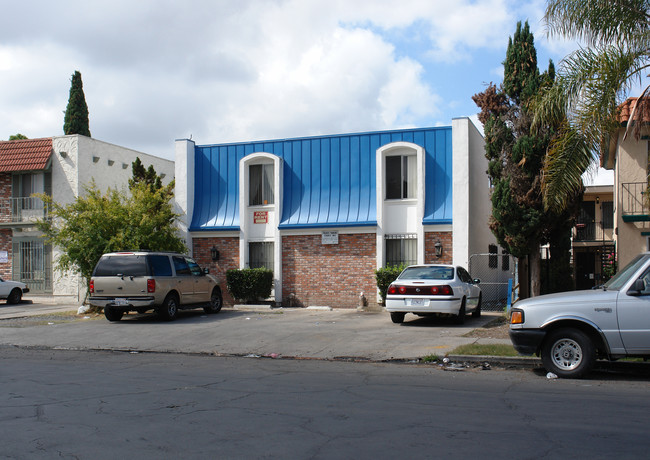 Menlo Avenue in San Diego, CA - Foto de edificio - Building Photo