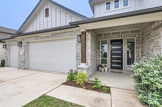 542 Round Vly Trl in Liberty Hill, TX - Building Photo - Building Photo