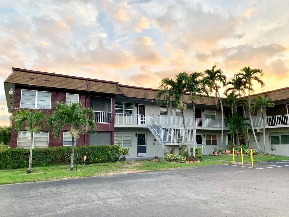 2050 NW 81st Ave in Pembroke Pines, FL - Building Photo