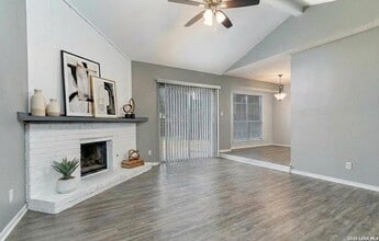 5855 Cliffmont Dr in San Antonio, TX - Foto de edificio - Building Photo