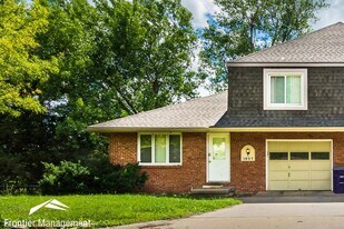 1907 Crescent Dr in Manhattan, KS - Building Photo