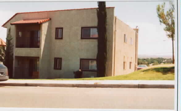 804 E Virginia Way in Barstow, CA - Foto de edificio - Building Photo