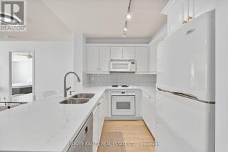 18 Wanless Ave in Toronto, ON - Building Photo - Building Photo