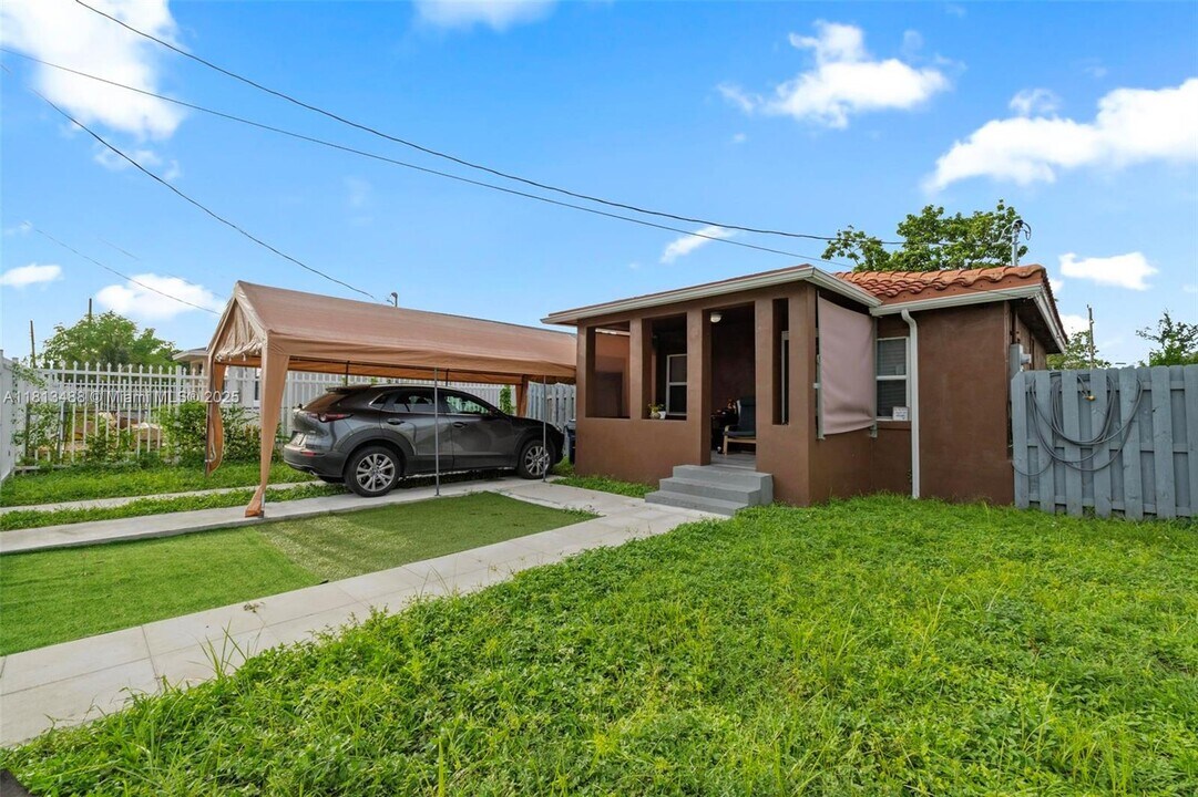 1883 NW 68th St in Miami, FL - Building Photo