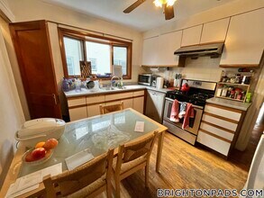 121 Murdock St, Unit 1 in Boston, MA - Foto de edificio - Building Photo