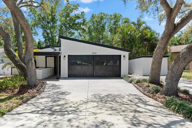 2257 Lake Dr in Dunedin, FL - Building Photo - Building Photo