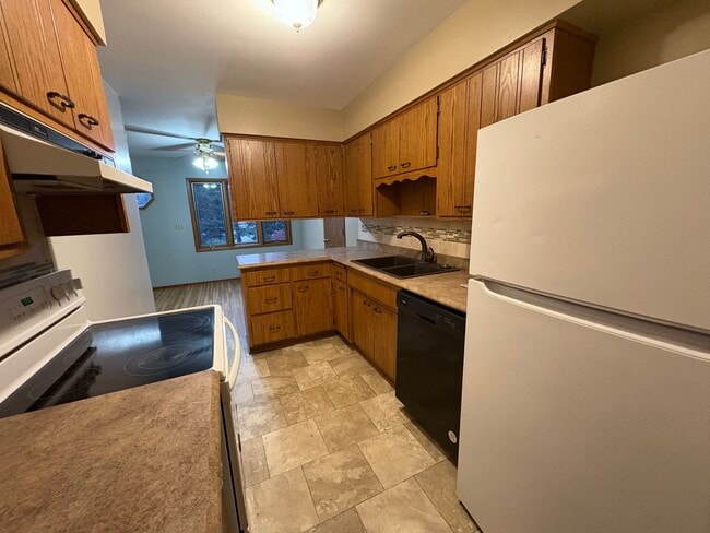 1306 3rd Ave NE in Watertown, SD - Building Photo - Building Photo