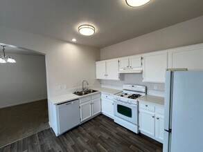 6646 Black Oil Dr in Las Vegas, NV - Building Photo - Building Photo