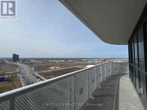 225 Commerce St in Vaughan, ON - Building Photo - Building Photo