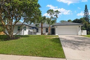 12151 Old Country Rd N in Wellington, FL - Building Photo