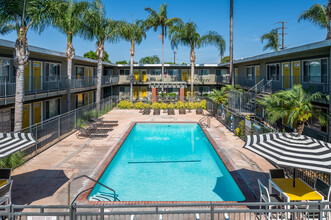 California Palms Apartments in Santa Ana, CA - Foto de edificio - Building Photo