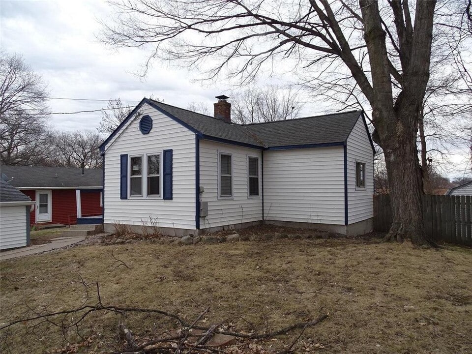 4973 3 Points Blvd in Mound, MN - Building Photo