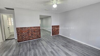 6063 Longchamp Dr in Jacksonville, FL - Foto de edificio - Building Photo