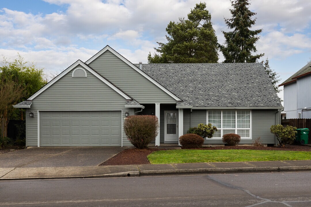 33383 SW Sequoia St in Scappoose, OR - Building Photo