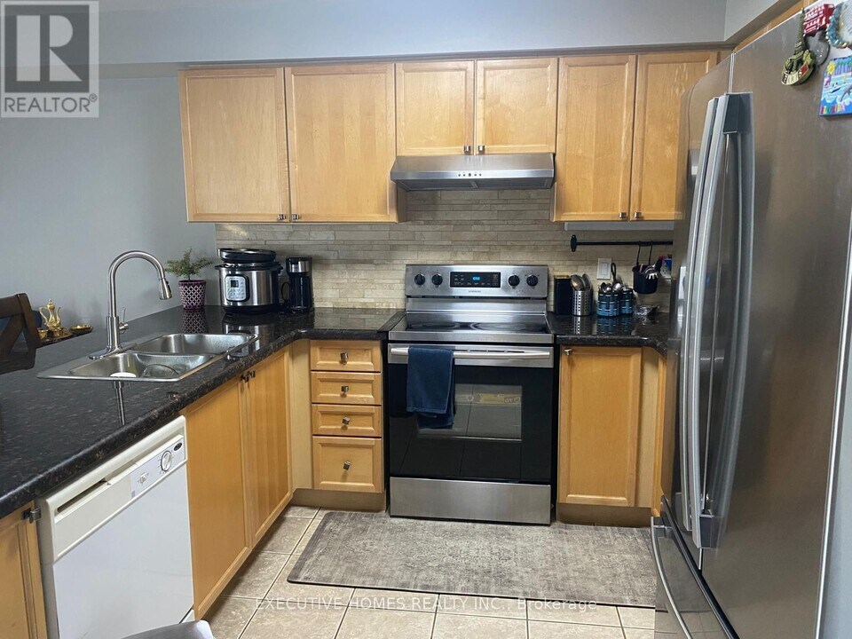 30 Ipswich Pl in Whitby, ON - Building Photo