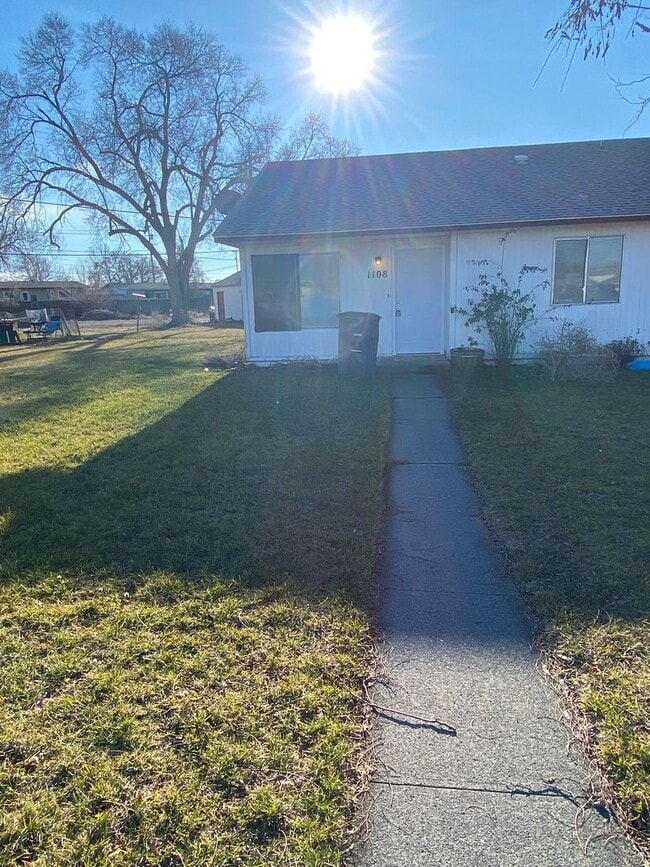 1108-1110 Vandenburg Loop NE in Moses Lake, WA - Building Photo - Building Photo