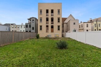 300 Clerk St in Jersey City, NJ - Foto de edificio - Building Photo