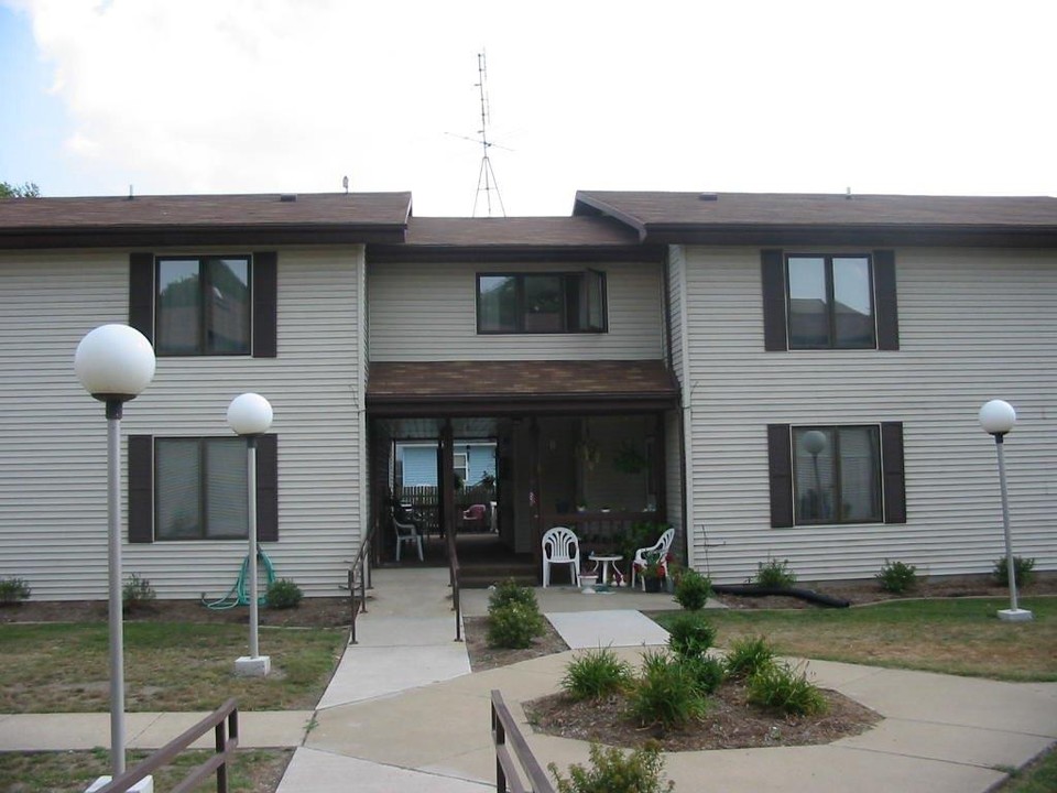 Jefferson Sqare Apartments in Sullivan, IL - Building Photo