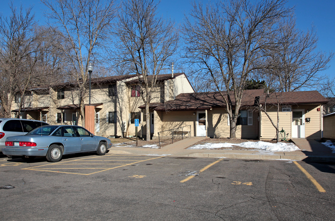 Chaska Village Townhomes in Chaska, MN - Building Photo