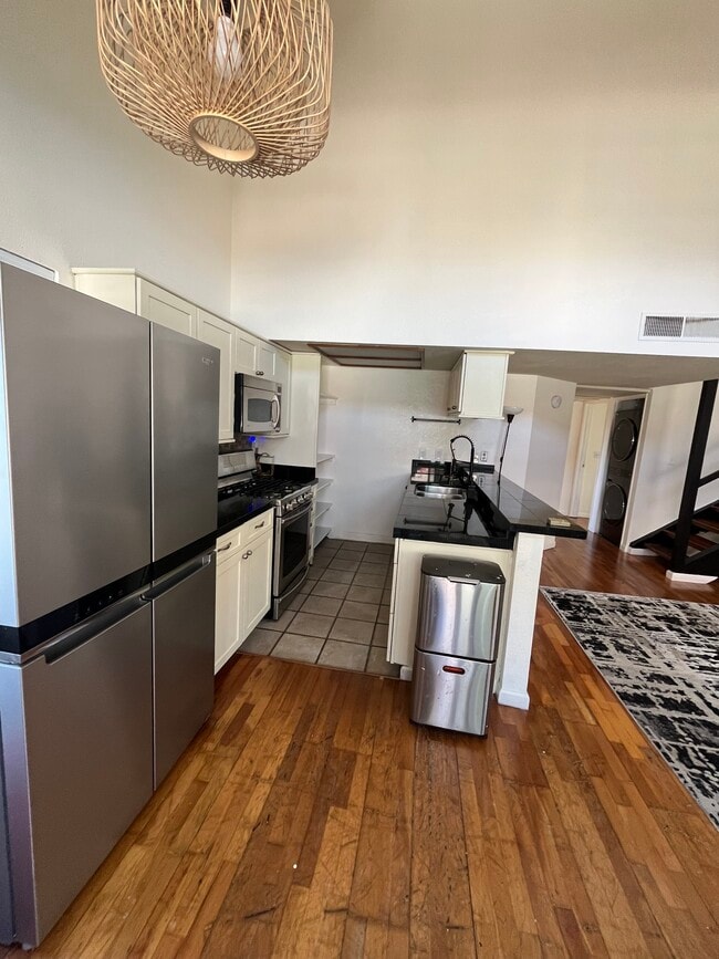 15946 Vanowen St in Los Angeles, CA - Building Photo - Building Photo