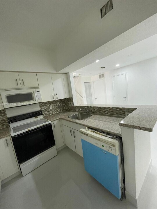 1235 NE 179th St in North Miami Beach, FL - Building Photo