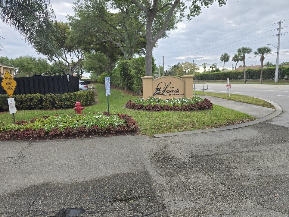 6051 10th Ave N in Greenacres, FL - Building Photo