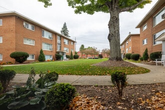 Georgetown Apartments in Fairview Park, OH - Building Photo - Building Photo