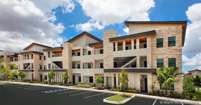 7805 NW 104th Ave-Unit -35 in Doral, FL - Building Photo - Building Photo