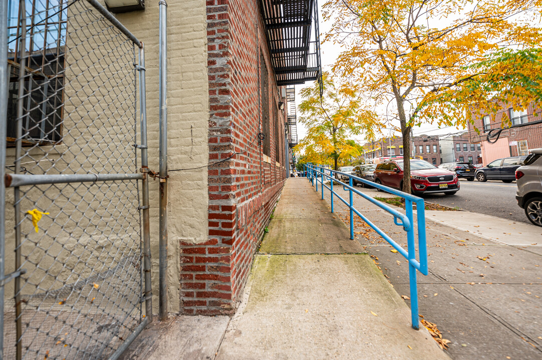 903 Saratoga Ave in Brooklyn, NY - Foto de edificio