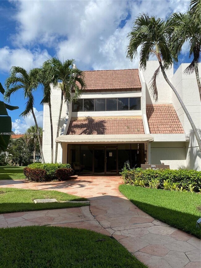 301 Racquet Club Rd-Unit -208 in Weston, FL - Building Photo - Building Photo
