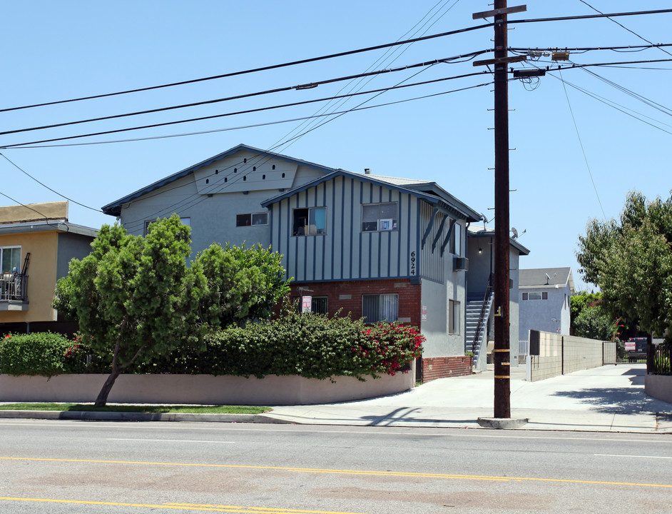 6924 Woodley Ave in Van Nuys, CA - Building Photo