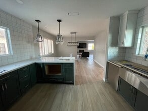 1237 W 124th St in Los Angeles, CA - Foto de edificio - Building Photo