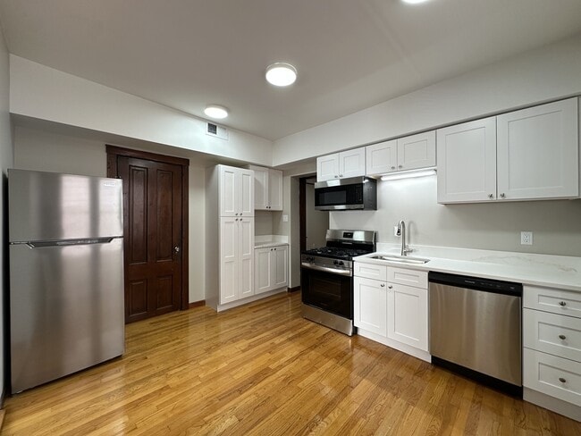 2220 W Homer St, Unit M09H in Chicago, IL - Building Photo - Building Photo