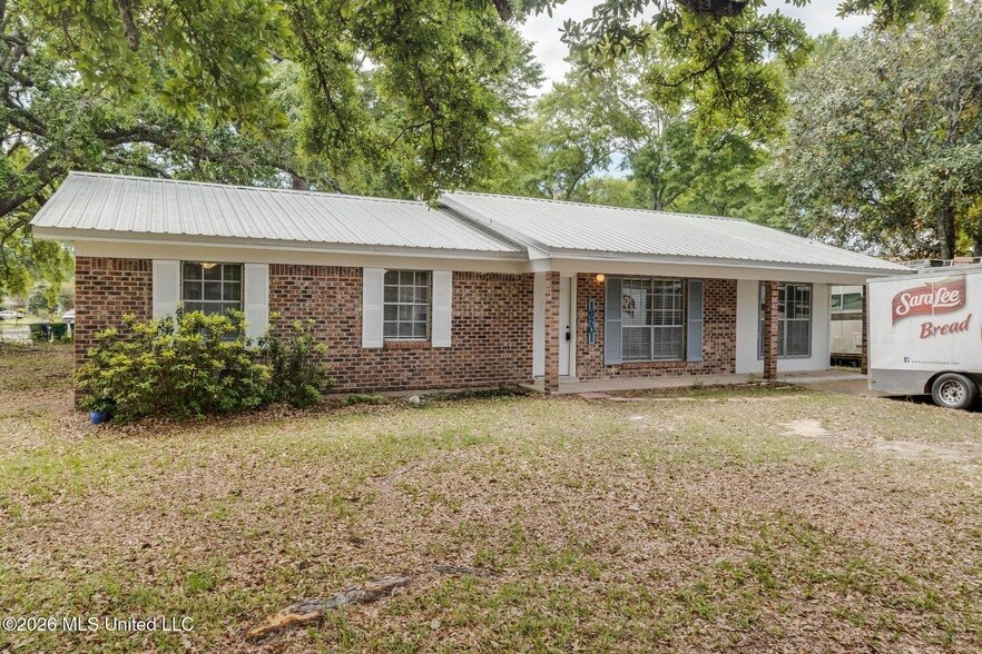 16201 Cervantes Ct in Biloxi, MS - Building Photo