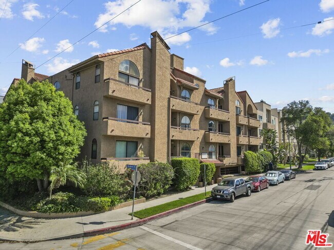 14572 Dickens St in Los Angeles, CA - Building Photo - Building Photo