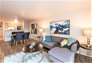 Plaza 45 in Seattle, WA - Building Photo - Interior Photo