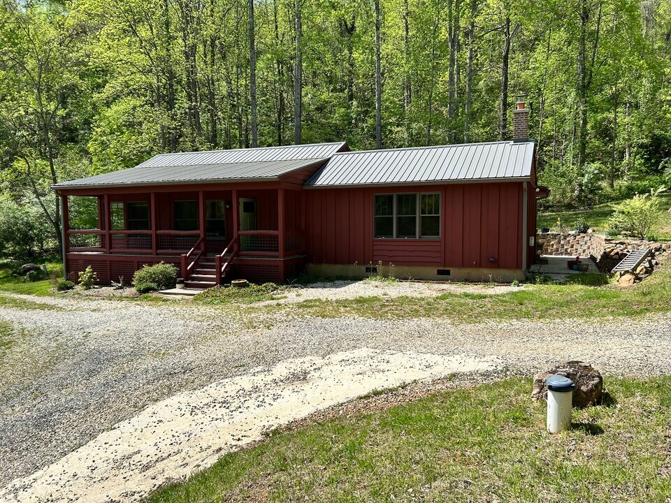 1343 Wares Gap Rd in Monroe, VA - Building Photo