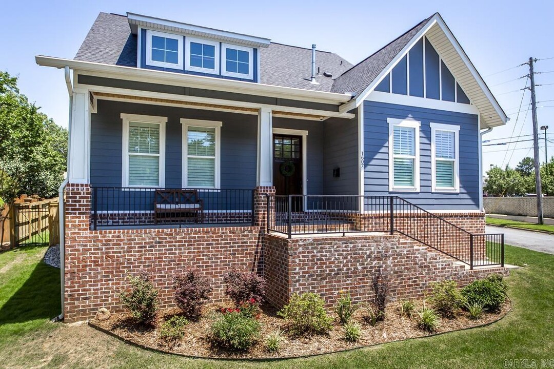 1607 N University Ave in Little Rock, AR - Foto de edificio