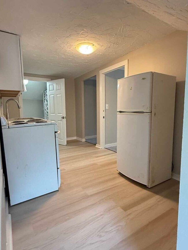 9 Orchard St, Unit 3R in Easthampton, MA - Building Photo - Building Photo